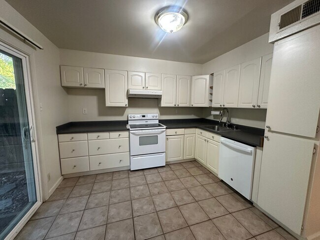 Building Photo - Updated 3 Bedroom Townhome in North Tahoe Park