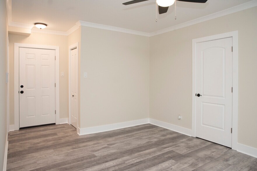 Building Photo - 3837 N Greenview Ave