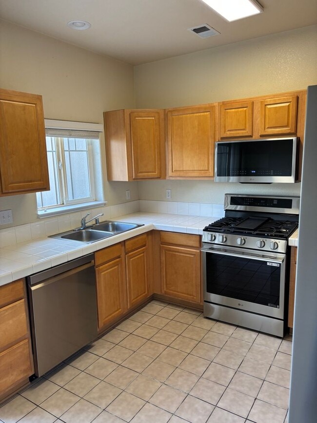 Building Photo - 2 bed - 2.5 bath - 2 car garage Townhome