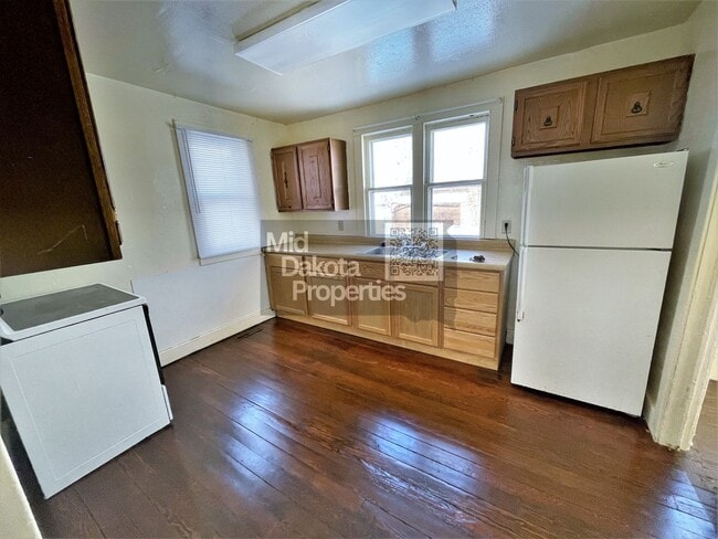 Building Photo - 1020 E 1st- 2 bedroom house with garage