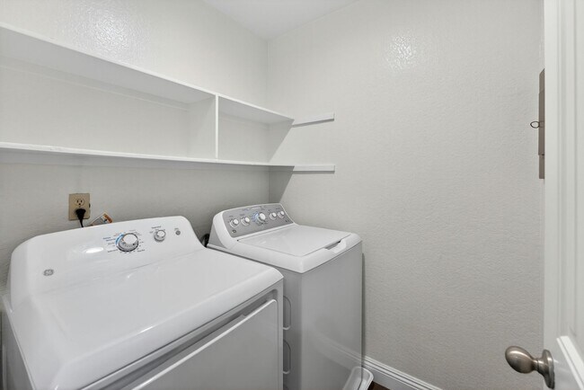 Building Photo - HUNTINGTON BEACH HOME - 1.5 Miles from the Beach