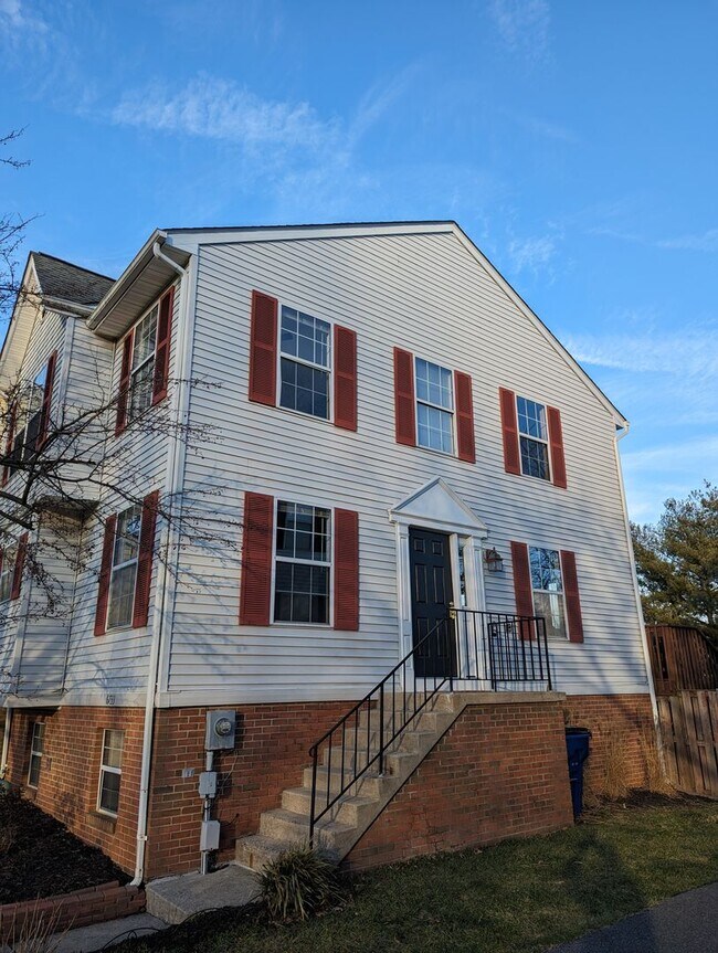 Building Photo - Beautifully maintained END UNIT townhouse in Robin meadows ready for you now!