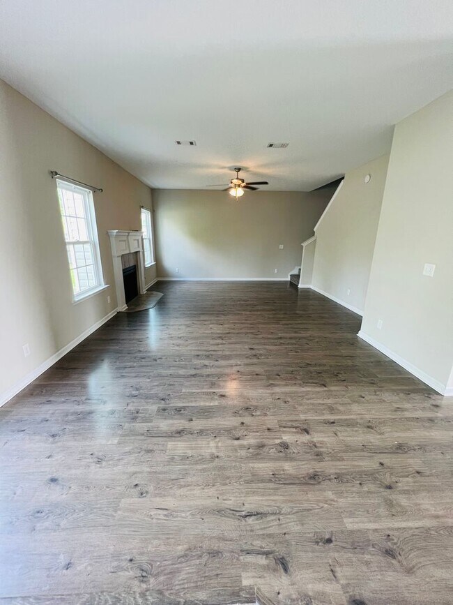 Building Photo - Pet Friendly 2 Story 4 bed 2 1/2 Bath home.