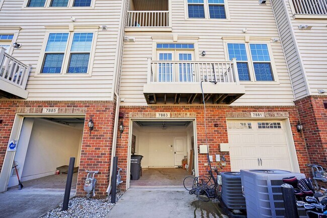 Building Photo - Stunning 2-Level Townhouse Condo in Sought...