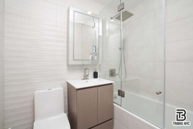 Building Photo - 3 bedroom in BROOKLYN NY 11205