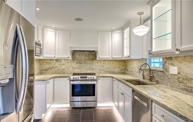 Building Photo - 11 Elmcroft Ave