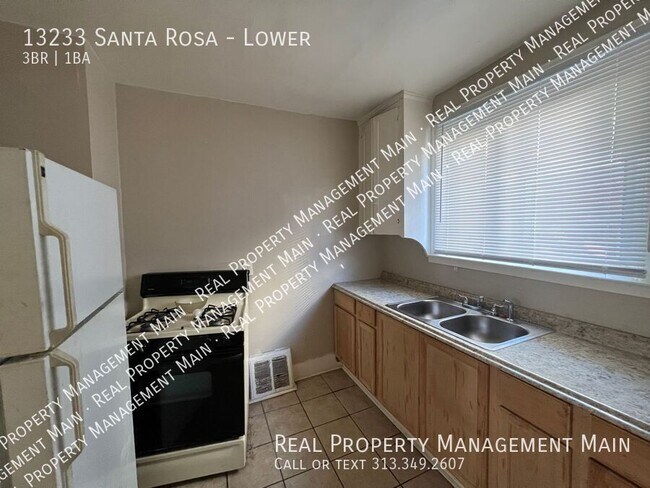 Building Photo - 13233 Santa Rosa Dr