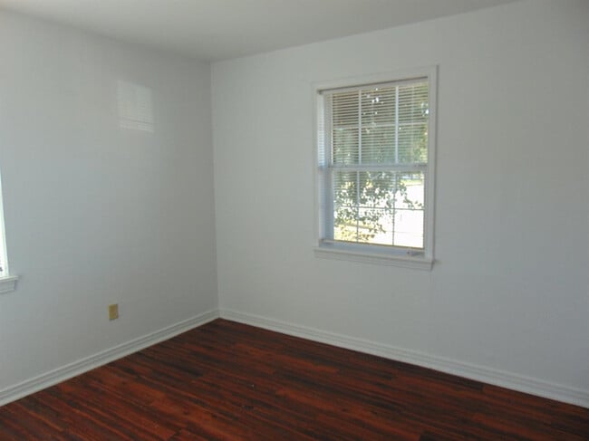 Building Photo - 3407 Quaker Ave