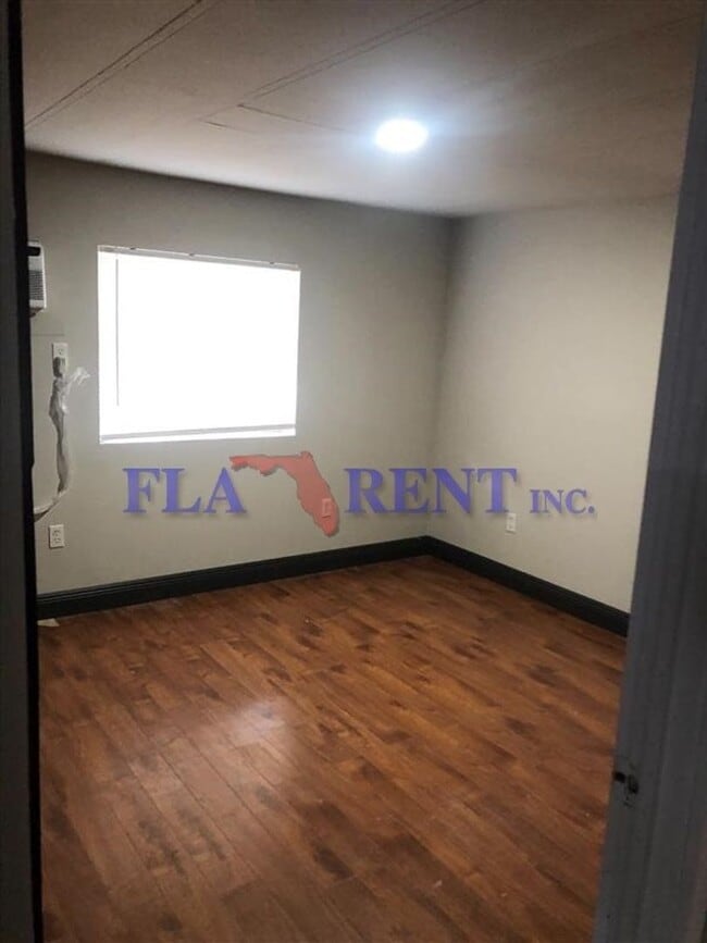 Building Photo - Newly renovated 4/2 Mobile home on large l...