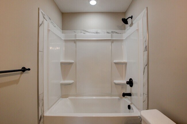 Building Photo - Stunning Like-New Home with Open Floor Pla...