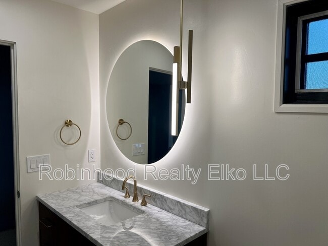 Building Photo - 753 Oak St