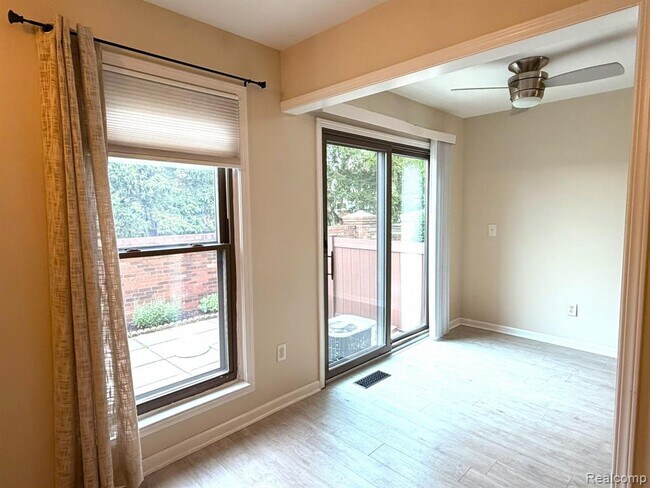 Building Photo - 41090 Southwind Dr
