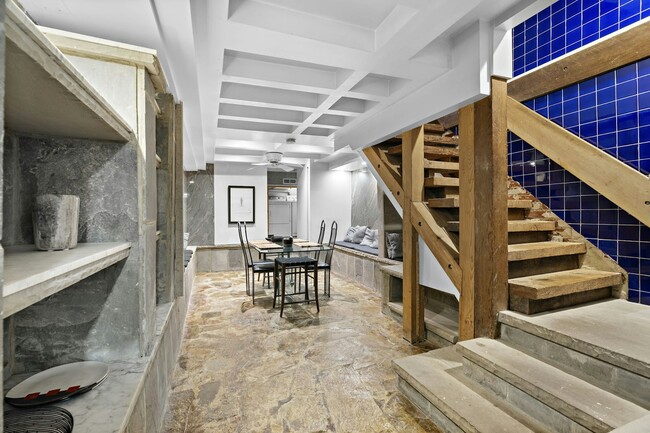 Building Photo - 304 N Alfred St