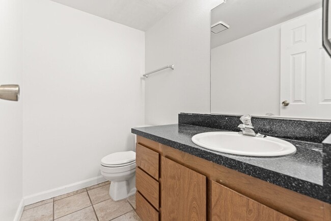 Building Photo - 2-Bedroom Townhome Close to Stanley Market...