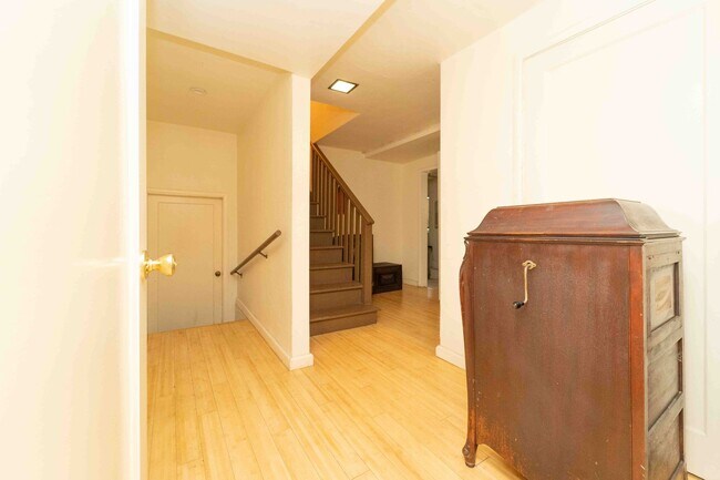 Building Photo - 557 Spruce St