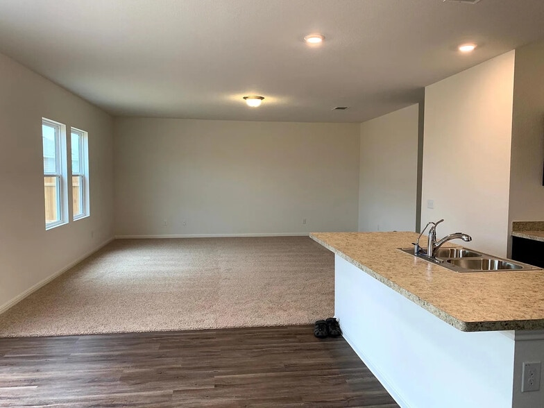 Building Photo - Room in House on Shiro Dr