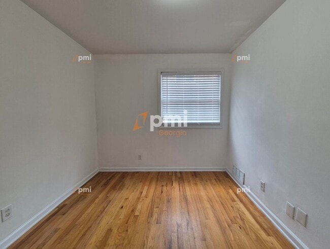 Building Photo - 3206 Mathieson Dr NE