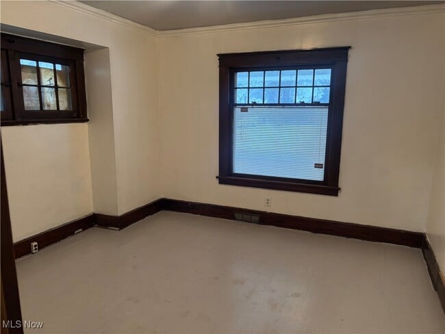 Building Photo - 365 Marmion Ave