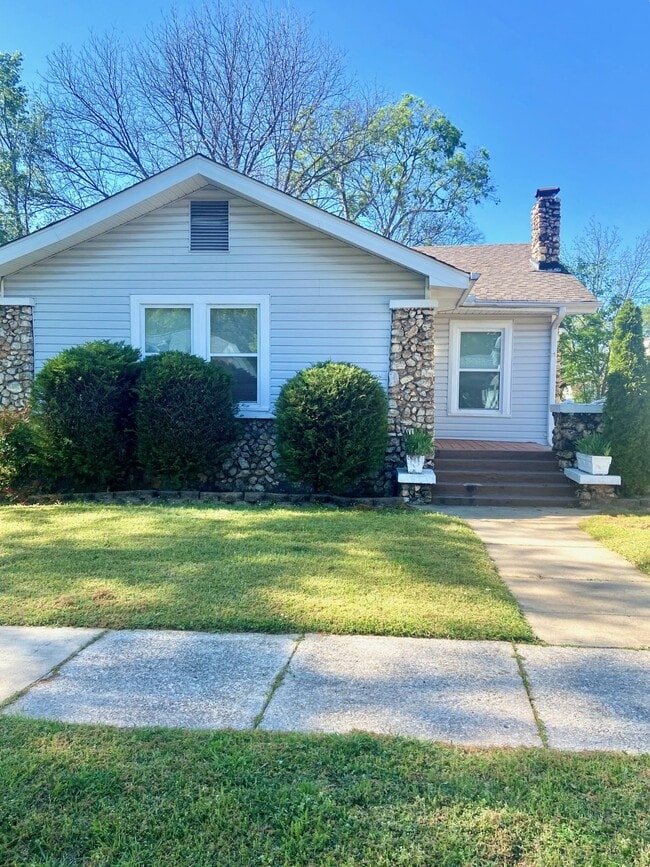 Building Photo - 508 10th Ct S