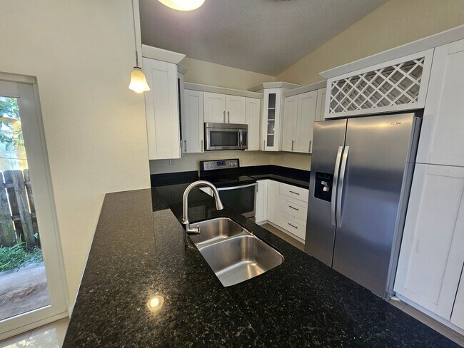 Building Photo - 3/2 Townhouse in East Fort Lauderdale