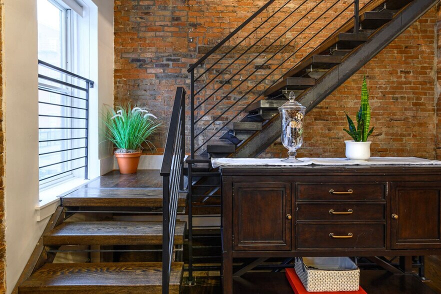 Building Photo - 1421 Elm St