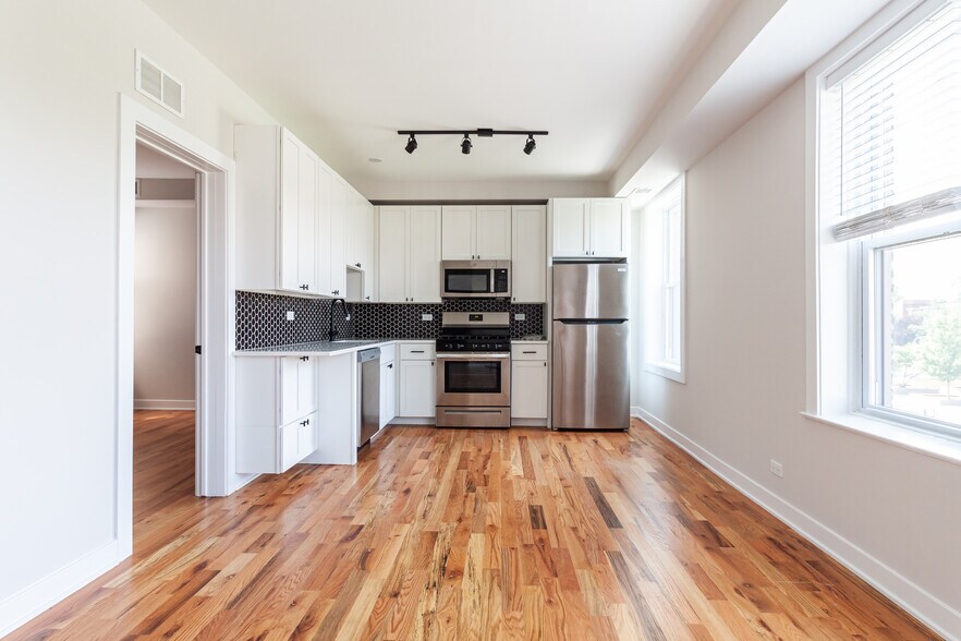 Building Photo - 645 W Wrightwood Ave