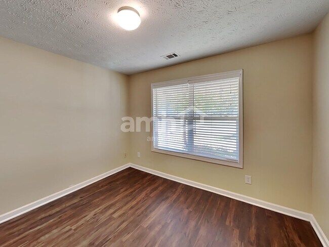 Building Photo - 303 Cole Creek Dr