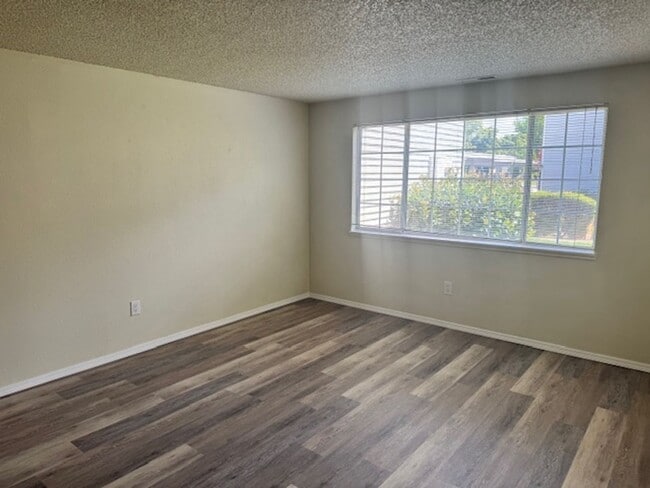 Building Photo - SINGLE LEVEL 2 BEDROOM CONDO