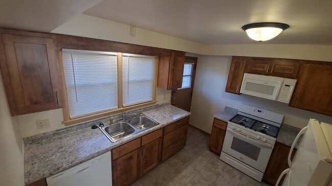 Building Photo - 902 S Brooks St