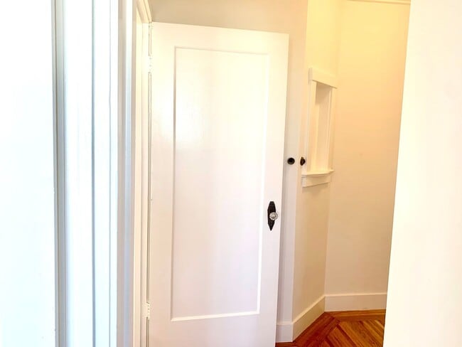 Building Photo - Richmond Dist. Bright 1 Bed/! Bath Flat w/ Hardwood Floors and Walk In Closets