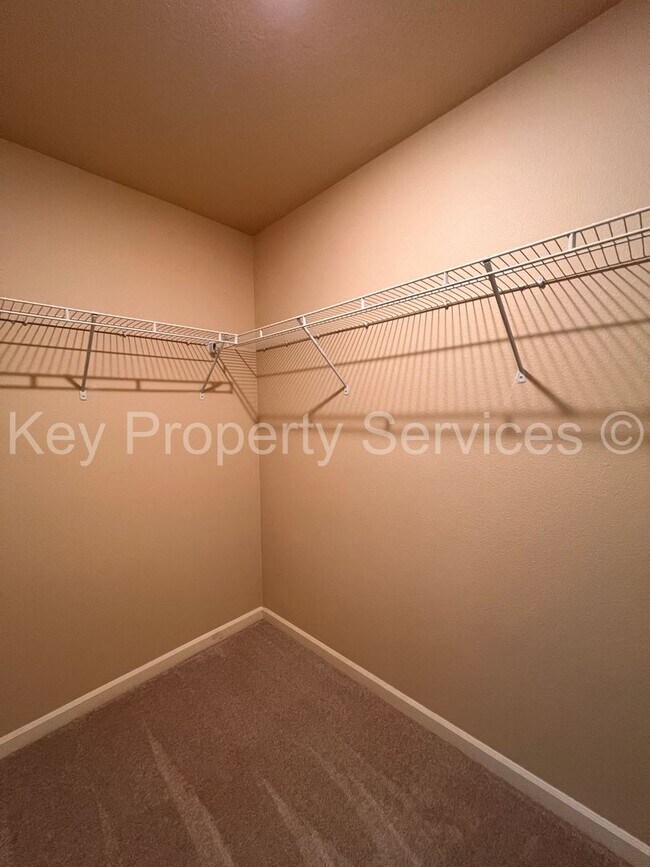 Building Photo - AVAILABLE NOW! Hazel Dell 5 Bedroom Close ...
