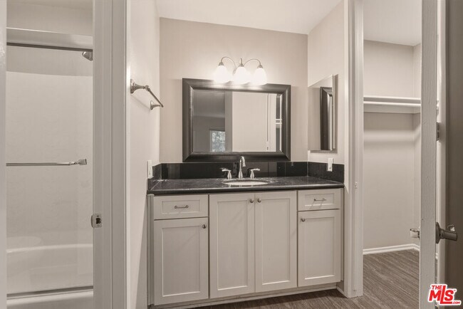 Building Photo - 6050 Canterbury Dr