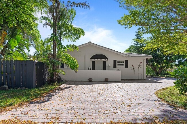 Building Photo - 899 NW 6th Dr