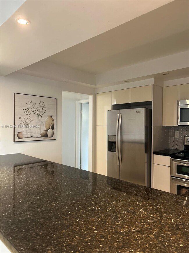 Building Photo - 16558 NE 26th Ave