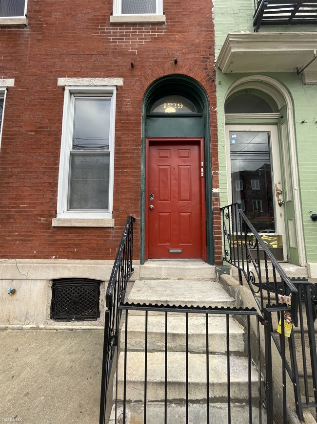 Building Photo - 1 br, 1 bath Triplex - 1219 North 29th Str...