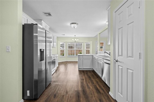 Building Photo - 1901 SW Columbus Rd