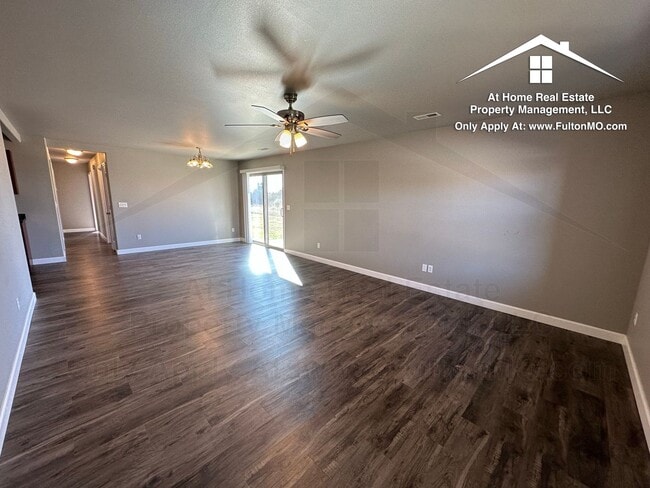 Building Photo - 504 & 506 Commons Dr