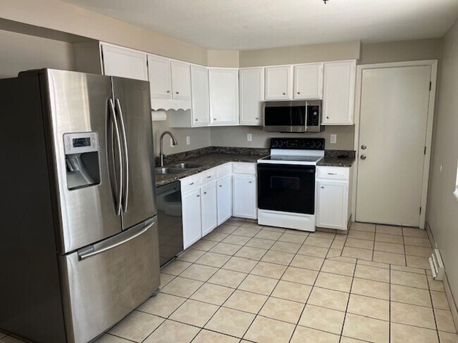 Building Photo - Lovely 5-bedroom, 2-1/2 bath home.  Centrally-located in Longmont with convenient access to shopp...