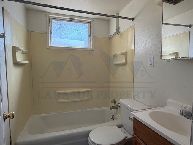 Building Photo - Charming 2 Bedroom