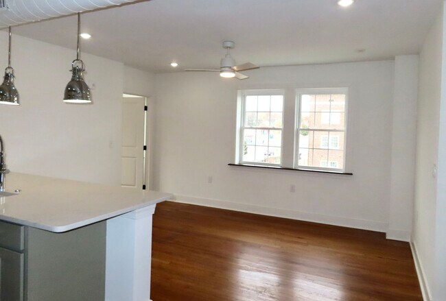 Building Photo - 2724 E Magnolia Ave