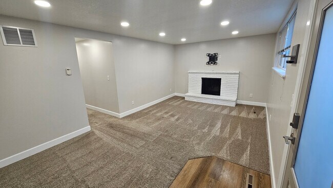 Building Photo - 2780 Wilshire Dr S