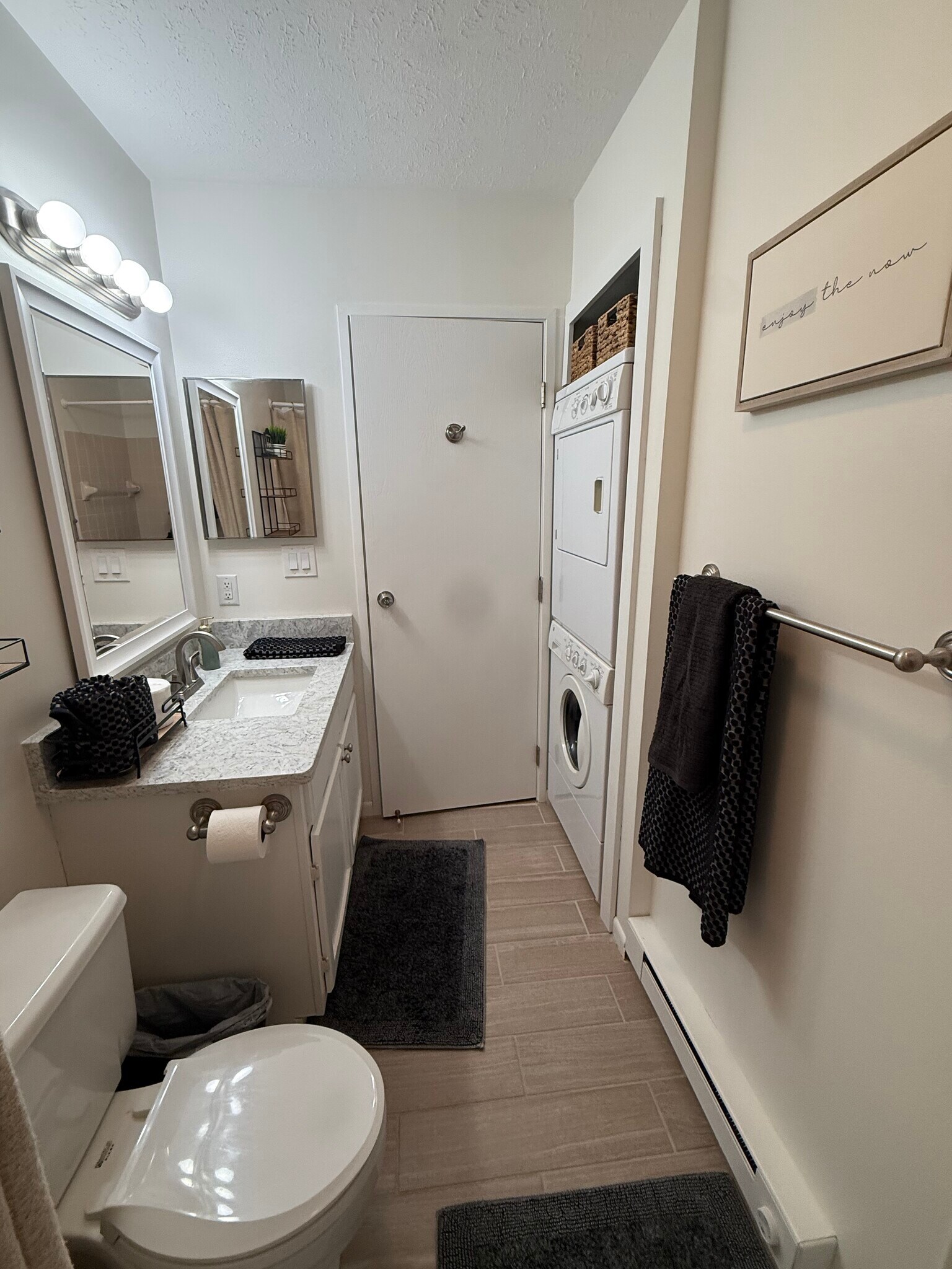 Building Photo - 206 W Lakeshore Dr