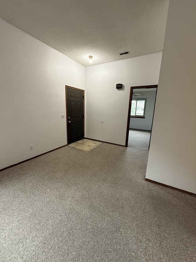 Building Photo - 1613 Lyndhurst W Dr