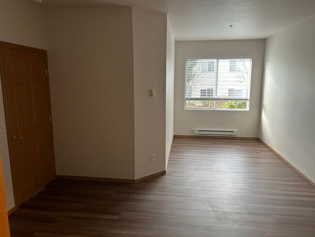 Building Photo - 3 Bed, 2 Bath Condo with in Cascade-Fairwo...