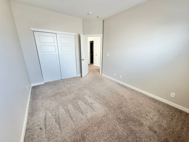 Building Photo - Beautiful 3 Bedroom Home In Desert Color!