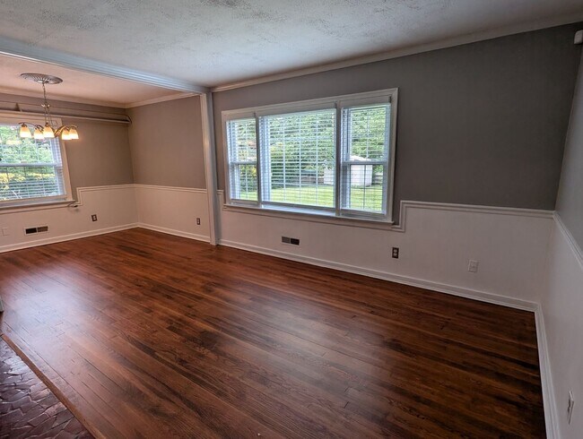 Building Photo - 4 Bedroom West End Home - Garage and Fenced Backyard!