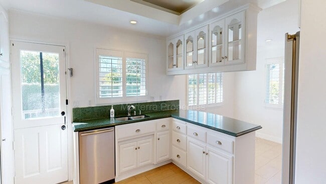 Building Photo - Large Spacious Home with a Pool!