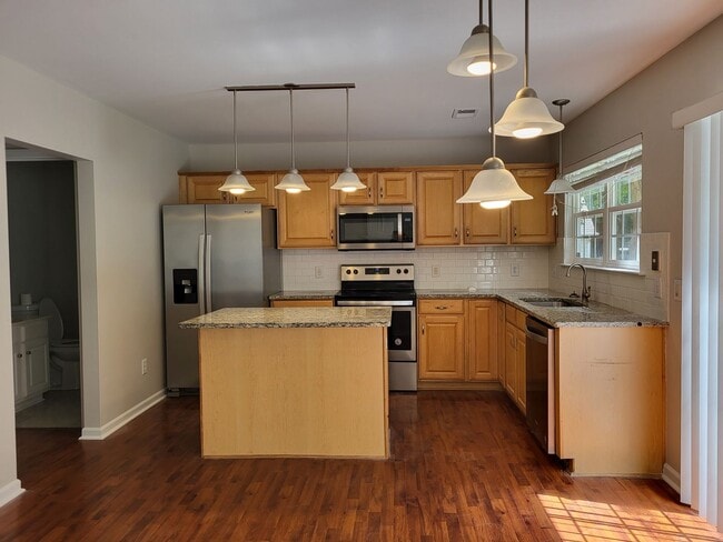 Building Photo - 4 bedroom home in Victoria Bay