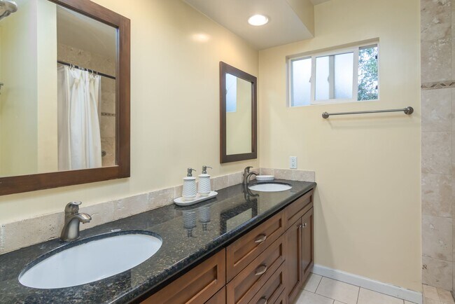 Building Photo - Spacious 3 Bedroom / 2 Bathroom Home in La...