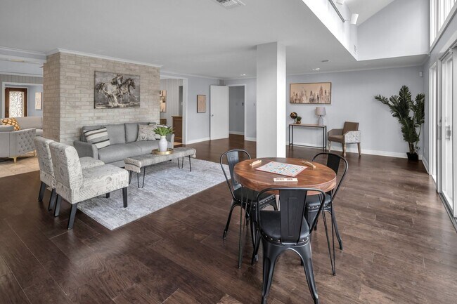 Building Photo - CHARMING 5 BDRM HOME IN CASTLE HILLS!!